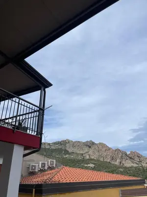 Vista generica sulle montagne o vista sulle montagne dall'interno dell'affittacamere