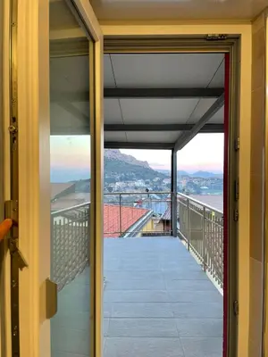 Vista generica sulle montagne o vista sulle montagne dall'interno dell'affittacamere
