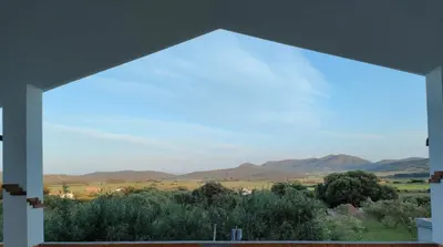 Vista generica sulle montagne o vista sulle montagne dall'interno della casa vacanze