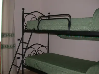 Letto o letti a castello in una camera di Chia al mare