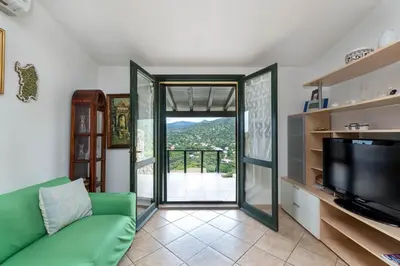Vista generica sulle montagne o vista sulle montagne dall'interno della casa vacanze