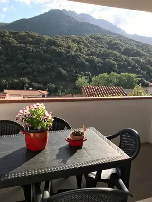 Vista generica sulle montagne o vista sulle montagne dall'interno della casa vacanze