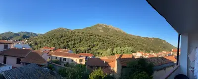 Vista generica sulle montagne o vista sulle montagne dall'interno della casa vacanze