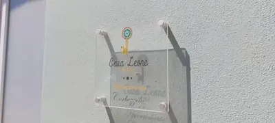 Certificato, attestato, insegna o altro documento esposto da Casa Leone