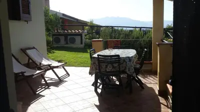 Vista generica sulle montagne o vista sulle montagne dall'interno della casa vacanze