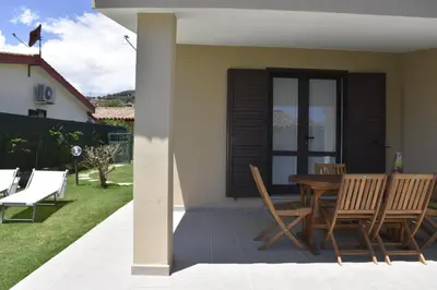 Giardino di Bilocale Mimosa 80 m dalla spiaggia