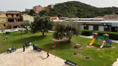 Vista generica sulle montagne o vista sulle montagne dall'interno dell'appartamento