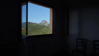 Vista generica sulle montagne o vista sulle montagne dall'interno del bed & breakfast