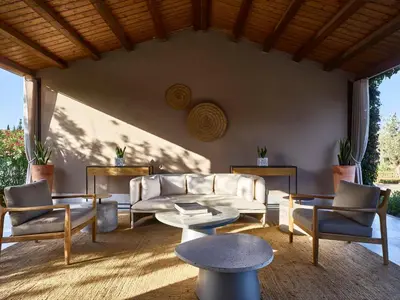 Area soggiorno di Baia Di Chia Resort Sardinia, Curio Collection By Hilton