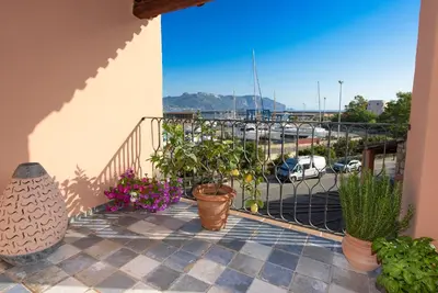 Vista generica sulle montagne o vista sulle montagne dall'interno dell'appartamento