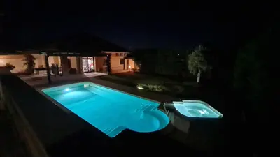 Piscina di Villa Vivi. Piscina, idro, giardino e condizionatore o nelle vicinanze