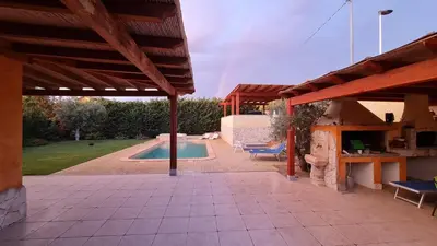Piscina di Villa Vivi. Piscina, idro, giardino e condizionatore o nelle vicinanze