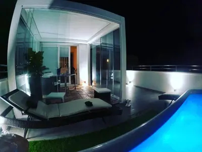 Piscina di 18 Dante Luxury Suites o nelle vicinanze
