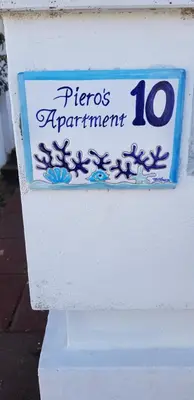 Certificato, attestato, insegna o altro documento esposto da Piero's Apartment Calasetta