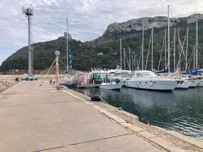 Paesaggio naturale nelle vicinanze delle barche