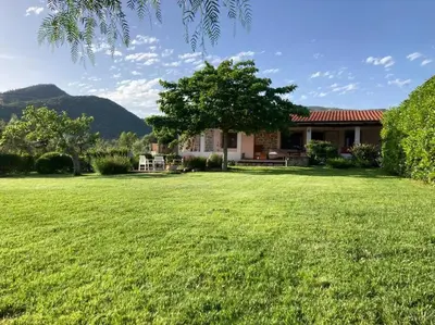 Vista generica sulle montagne o vista sulle montagne dall'interno della villa