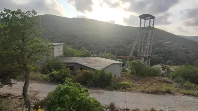 Vista generica sulle montagne o vista sulle montagne dall'interno della casa vacanze