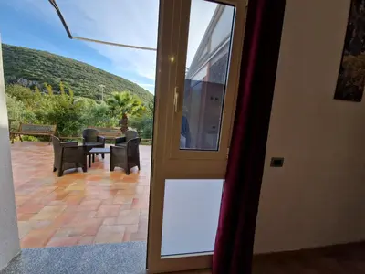 Vista generica sulle montagne o vista sulle montagne dall'interno dell'affittacamere