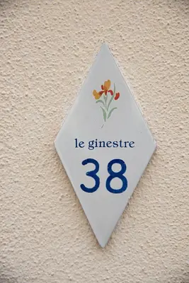 Certificato, attestato, insegna o altro documento esposto da Ginestre38