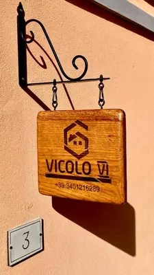 Certificato, attestato, insegna o altro documento esposto da al VICOLO VI