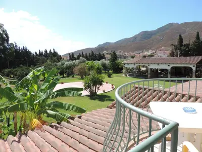 Vista generica sulle montagne o vista sulle montagne dall'interno dell'hotel