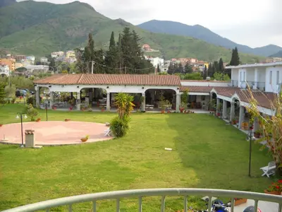 Vista generica sulle montagne o vista sulle montagne dall'interno dell'hotel