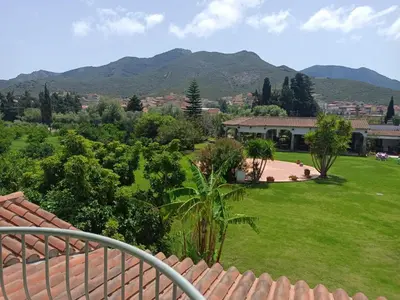 Vista generica sulle montagne o vista sulle montagne dall'interno dell'hotel