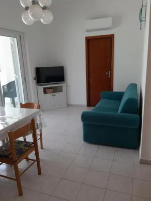 TV o dispositivi per l'intrattenimento presso Risveglio Marino - A 30 metri dal mare di Nora, casa confortevole