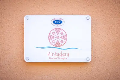 Certificato, attestato, insegna o altro documento esposto da Pintadera B&B