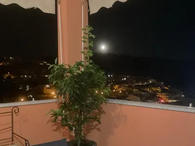Vista generica sulle montagne o vista sulle montagne dall'interno dell'appartamento