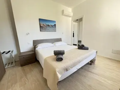 Letto o letti in una camera di Moderno appartamento dí Beniamino Murgioni a Villasimius