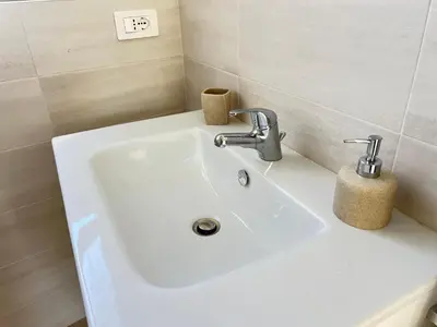 Bagno di Moderno appartamento dí Beniamino Murgioni a Villasimius