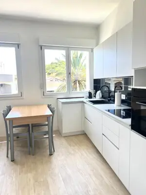 Cucina o angolo cottura di Moderno appartamento dí Beniamino Murgioni a Villasimius