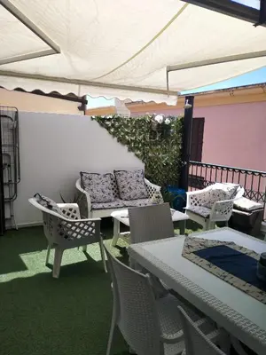 Area soggiorno di Villetta Soleil con Piscina e Campo da Tennis condominiale