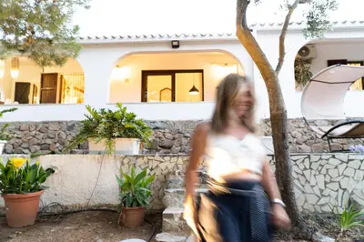Ospiti di Villa Esclusiva con Piscina e Parco Privato da 1200 mq Cinque minuti a Piedi dalle Spiagge di Torre delle Stelle
