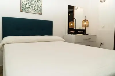 Letto o letti in una camera di Villa Esclusiva con Piscina e Parco Privato da 1200 mq Cinque minuti a Piedi dalle Spiagge di Torre delle Stelle