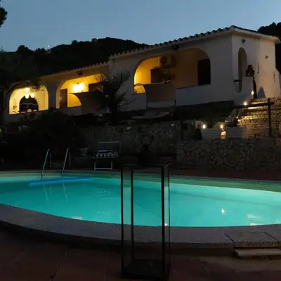 Villa Esclusiva con Piscina e Parco Privato da 1200 mq Cinque minuti a Piedi dalle Spiagge di Torre delle Stelle