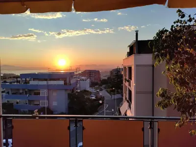 Alba o tramonto visti dall'interno dell'appartamento o dai dintorni