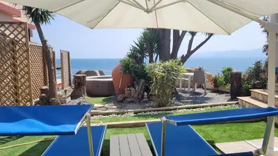 Vista generica sul mare o vista sul mare dall'interno dell'appartamento