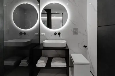 Bagno di The Crown Black and White rooms