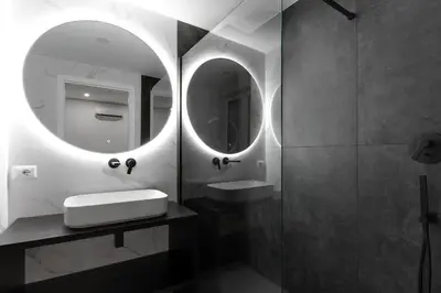 Bagno di The Crown Black and White rooms