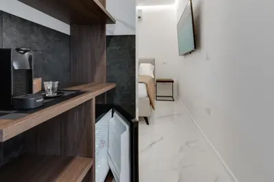 Cucina o angolo cottura di The Crown Black and White rooms