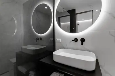 Bagno di The Crown Black and White rooms