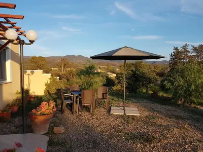 Vista generica sulle montagne o vista sulle montagne dall'interno of country house