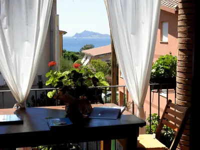 Vista generica sulle montagne o vista sulle montagne dall'interno della casa vacanze