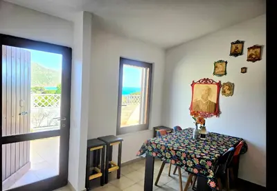 Planimetria di Stylish home with views 4 min walk to the beach!!