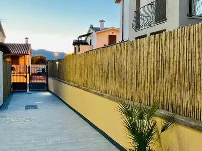Vista generica sulle montagne o vista sulle montagne dall'interno della casa vacanze