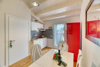 Cucina o angolo cottura di La Casa degli Ulivi appartamento in villa con patio