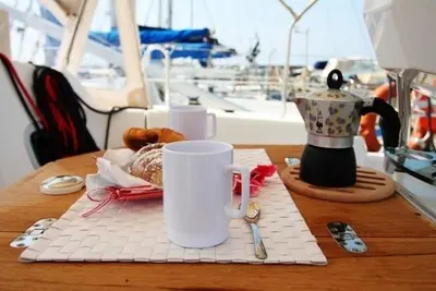 Set per la preparazione di tè e caffè presso Boat & Sailing Torregrande Sinis Yachting