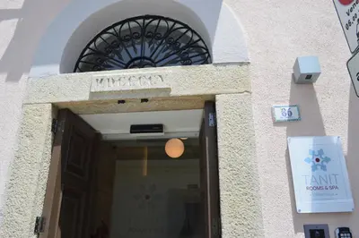 Facciata o entrata di TANIT ROOMS & SPA